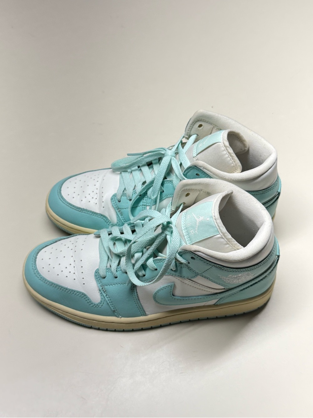 Jordan air 1 mid light unisex W 11 . M 9.5